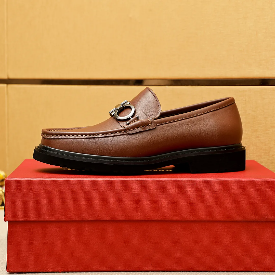 Men's shoes 💰520 💐 Product trademark: Ferragamo "Ferragamo" casual leather shoes Regular size: 38-44 (45.46🉑️customized) Product materials: Selected imported first-layer calfskin upper + original hardware buckle, imported water-dyed cow leather lining. Strong three-dimensional visual effect, original outsole color: 2 colors available